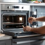 Comment enlever ou démonter un four encastrable : guide pratique pour le remplacer