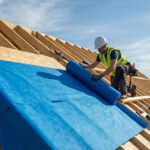 pare-pluie de toit protégeant une maison contre la pluie et le vent