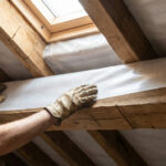 Sous toit en PVC installé sur une charpente, offrant protection et esthétique