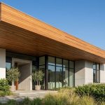 Avant toit maison en aluminium protégeant la façade contre la pluie et le soleil