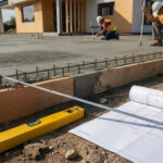 découvrez comment choisir l'épaisseur idéale de la dalle béton pour votre maison avec nos conseils de dimensionnement précis et adaptés à vos besoins.