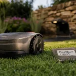Meilleur robot tondeuse 2025 avec GPS RTK sur pelouse en pente