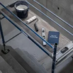 Astuce echafaudage escalier : vérins et garde-corps pour la stabilité
