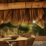 Toit en paille pour pergola : franges et fibres de paille, pose sur lattes